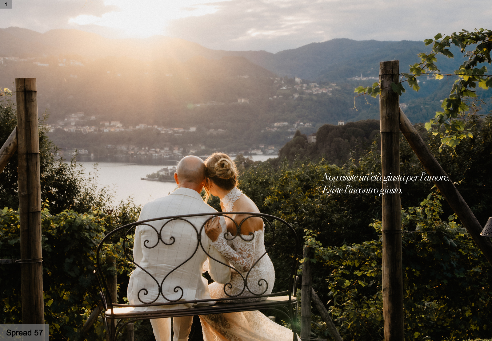 Sposi di spalle ammirano il Lago d'Orta al tramonto da La Darbia, Ameno — location matrimoni Lago d'Orta